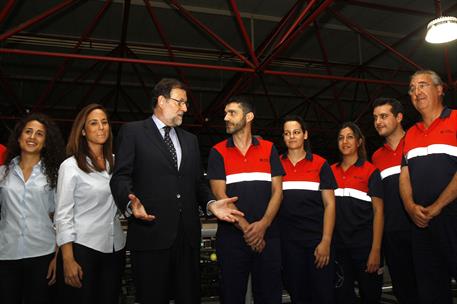 4/07/2016. Rajoy visita la factoría Mahou-San Miguel. El presidente del Gobierno en funciones, Mariano Rajoy, junto a un grupo de trabajador...